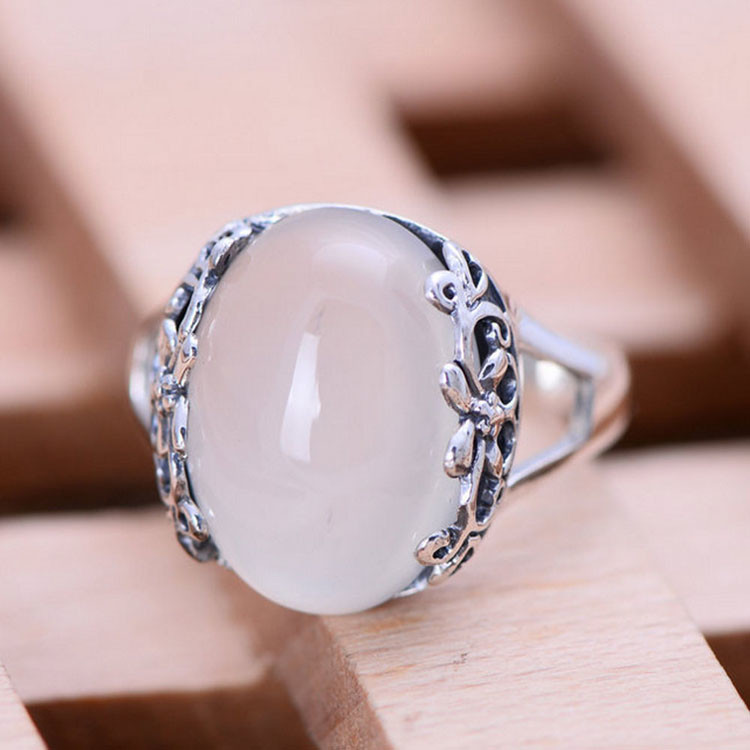 Thai Sterling Silver Ring with White Chalcedony Vintage Style Women Ring (040191)