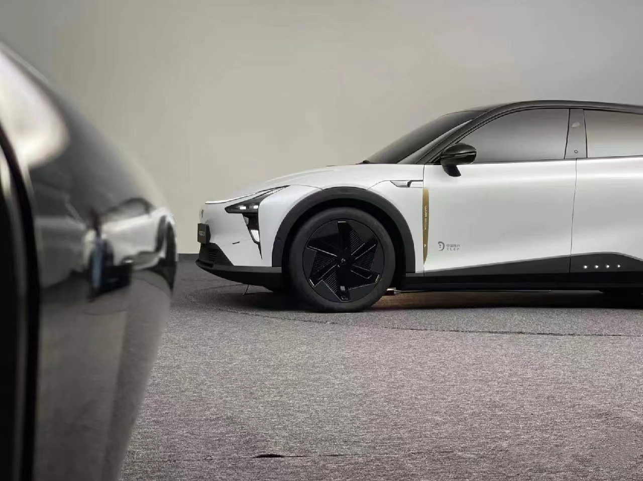 Long Crusing Range 600km Pure Electric 544 Horsepower Dual Motor Four-wheel Drive 5 Door 5 Seats SUV Car Pixel-J ROBO-01