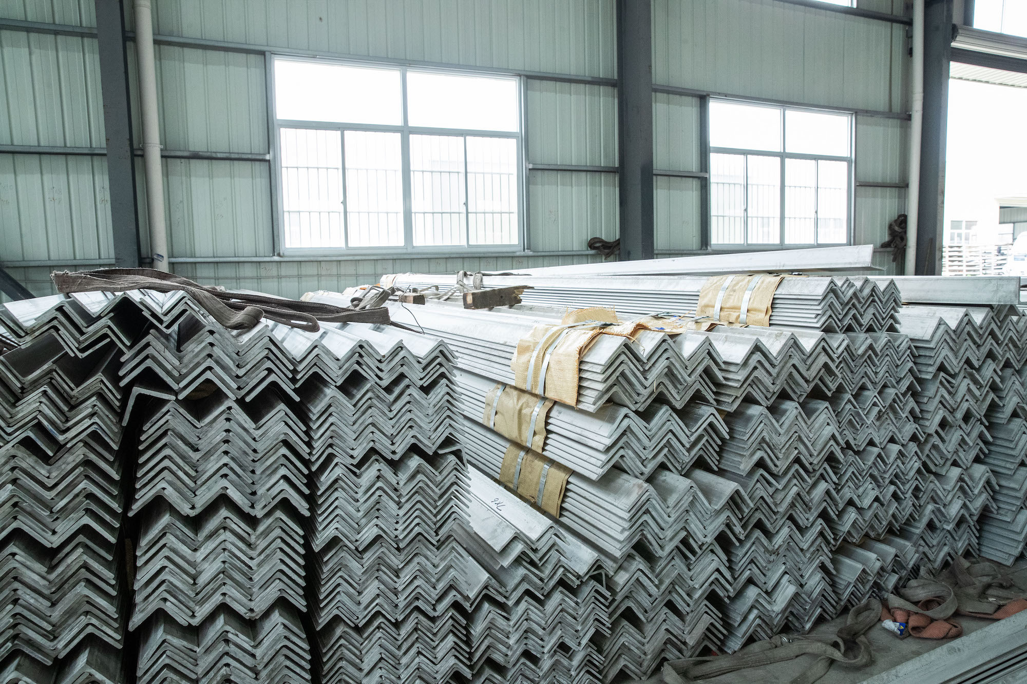 S32305 Stainless Steel Slotted Angle No.1 Surface For Petroleum