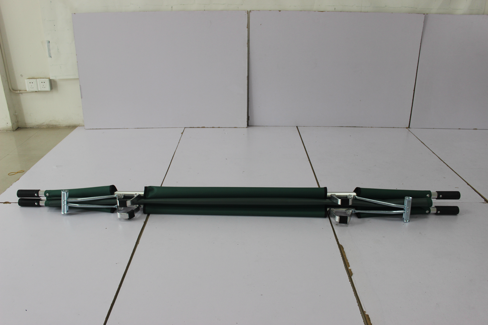 Unfoldable aluminum alloy and Oxford leather stretchers ,safe to use,convenient to carry ,for transporting the injured