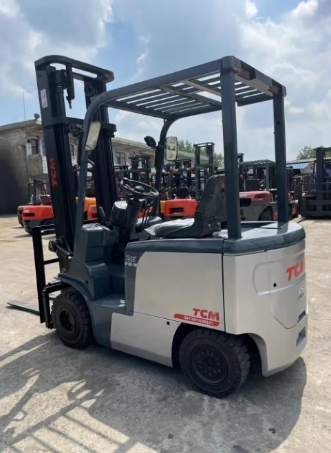 TCM Diesel Forklift 2.5 Tons with 3m Lift Height and 400L Fuel Capacity for Material Handling Solutions