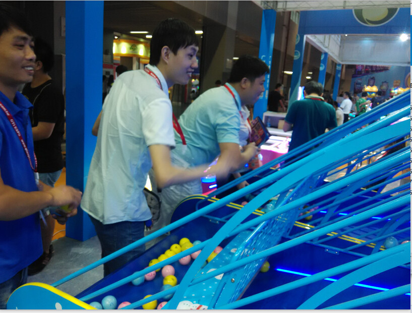 2 Players Redemption Arcade Machines , Snow Brawl Soccer Shooting Ball Game Machine Coin Operated