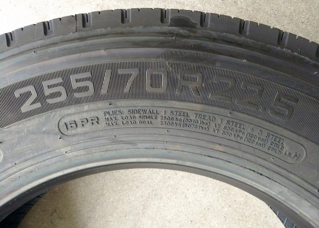 255/70R22.5 Size Low Profile Tires 17.5 - 22.5 Inch Diameter Large Load Capacity