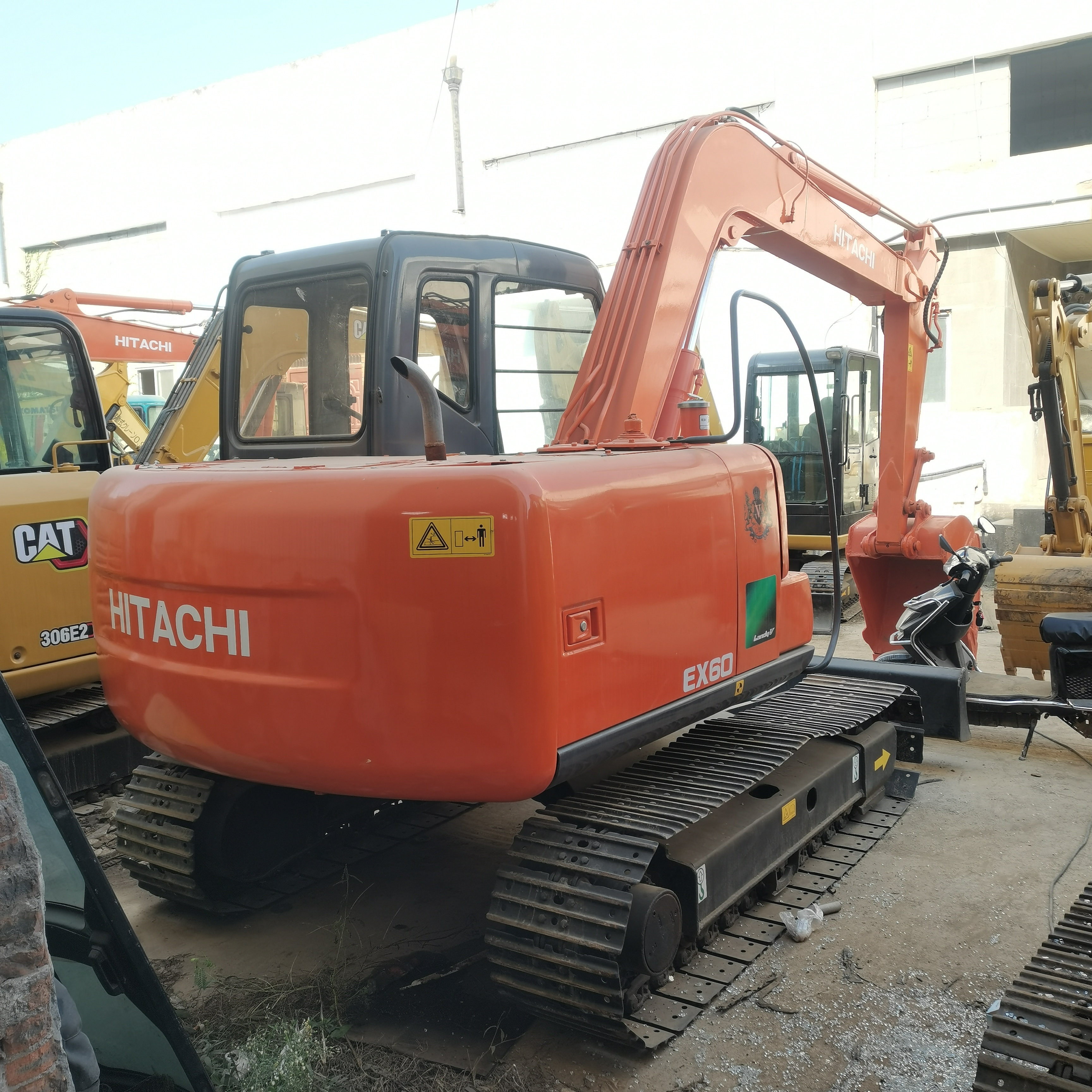 Hitachi EX60 Used Mini Excavator With 0.2m3 Bucket Capacity And 6300 Operating Weight