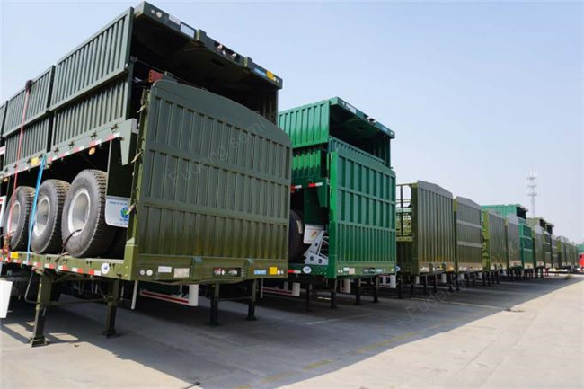 40 Tons High Strength Steel Livestock Trailers Custom Height With LED Light