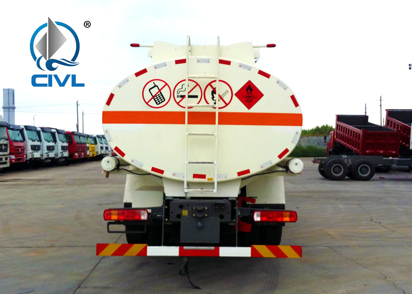 SINOTRUK HOWO OIL TANK Truck 6 X 4 371HP 12.00R20 Radial tire 20-50T Capacity with OIL PUMP