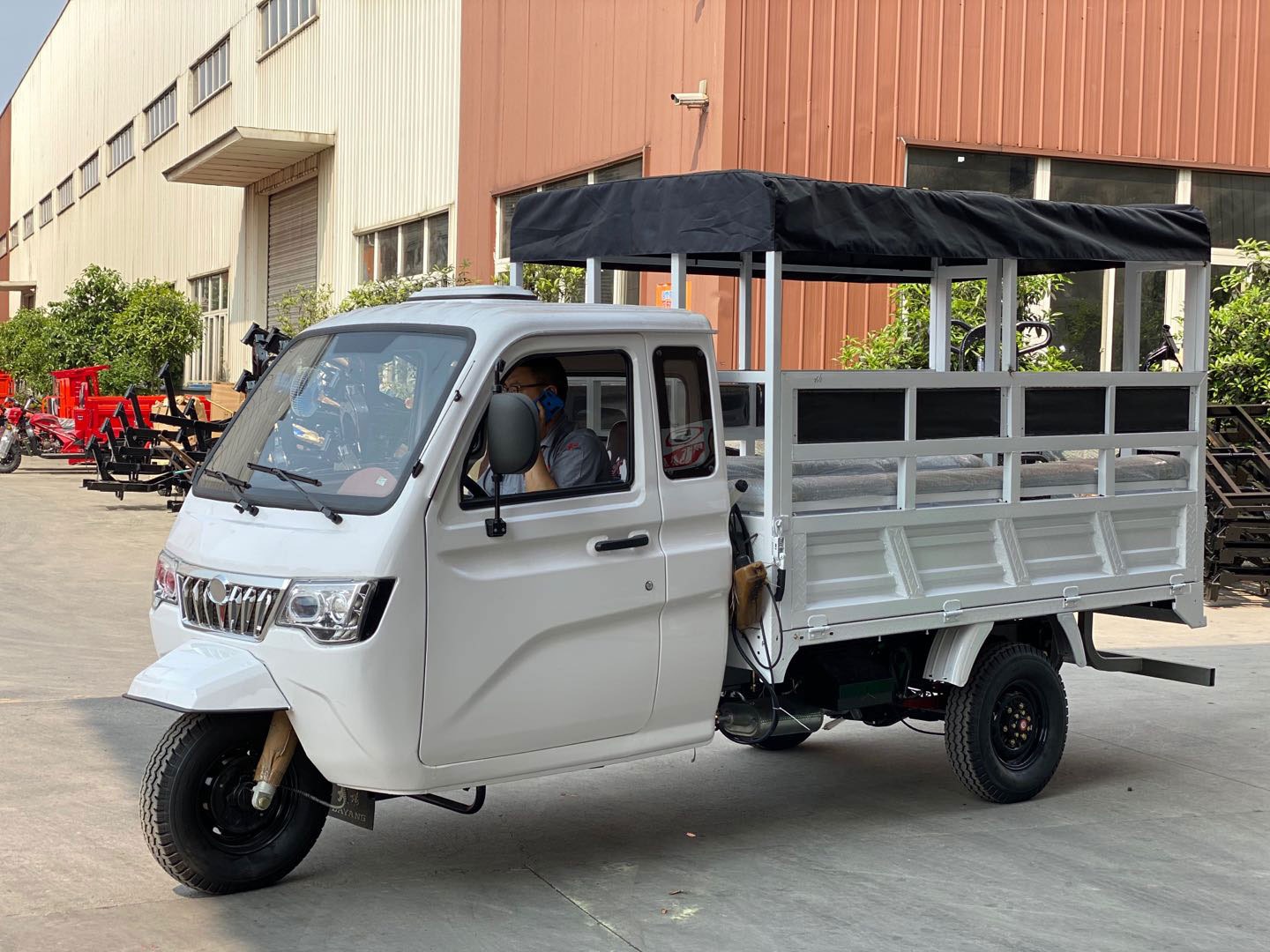 800W Semi-Cabin Motorized Cargo Tricycle with Enclosed Cabin and Plastic Cargo Cover