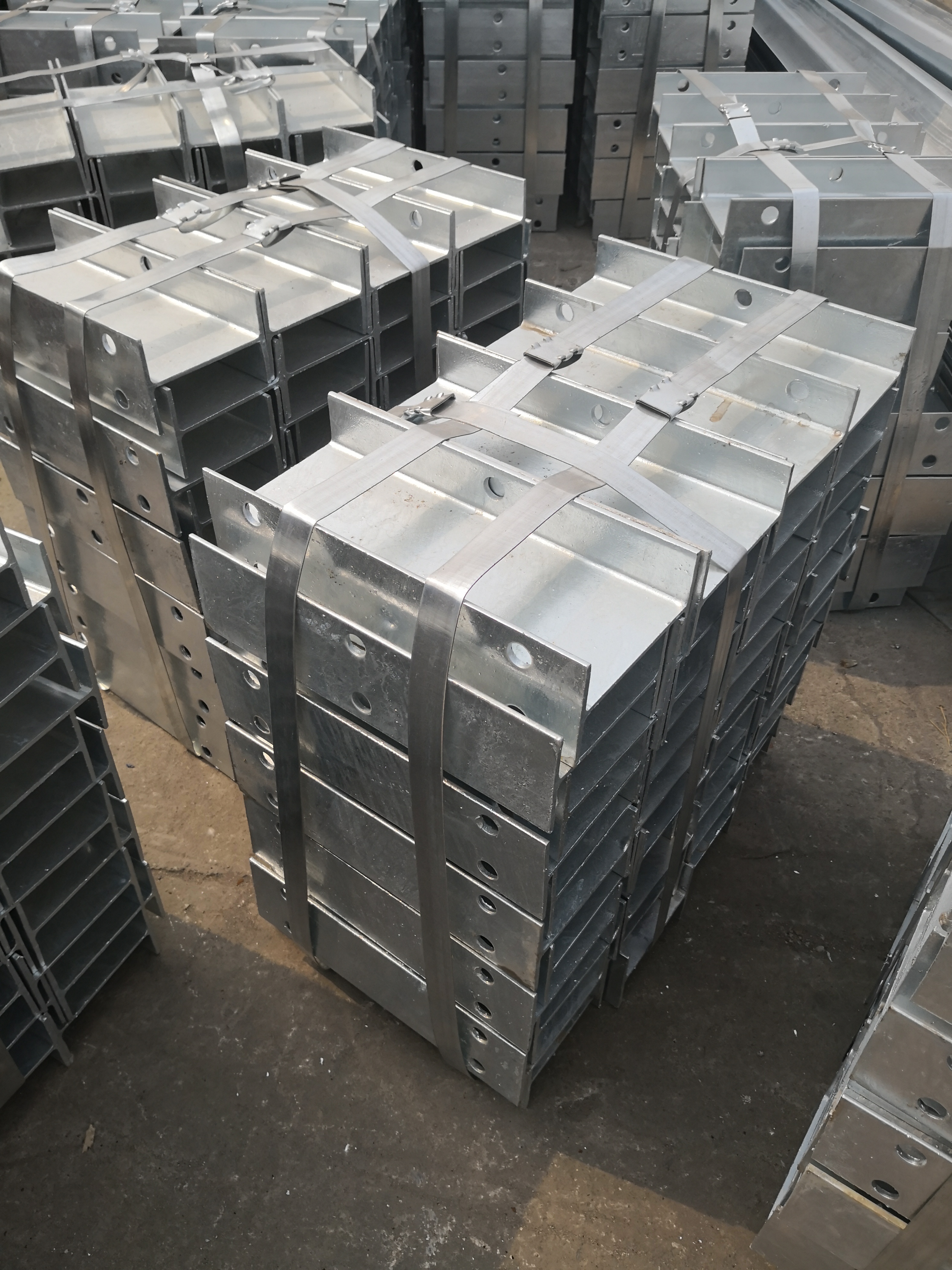 Hot Dipped Galvanized Steel Highway Guardrail H Spacer with ISO9001 2000 Certification