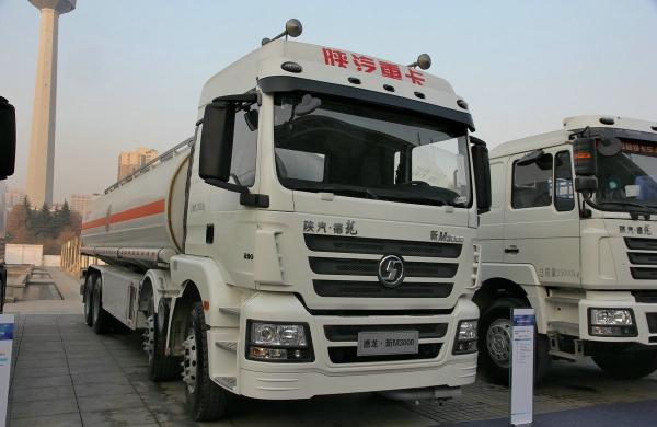 8x4 Oil Tanker Truck Shacman 12 Wheels Euro 4 Emission 30m3 Capacity Weichai