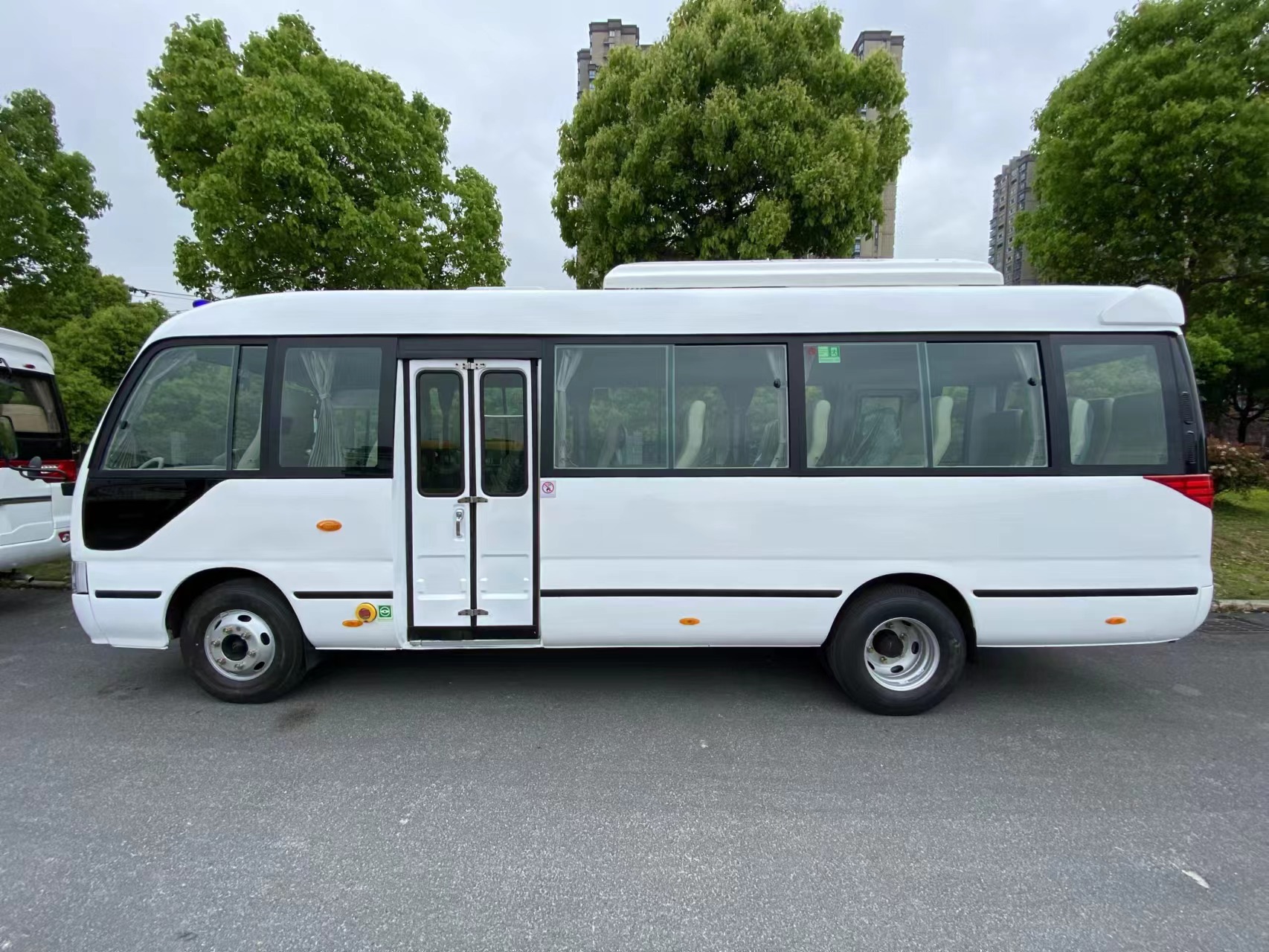 22 Seats Small Passenger Coaster Bus with Air Condition Six Speeds Transmission LC6T450