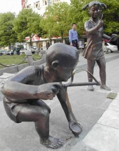 Quality palying outdoor children garden statues wholesale