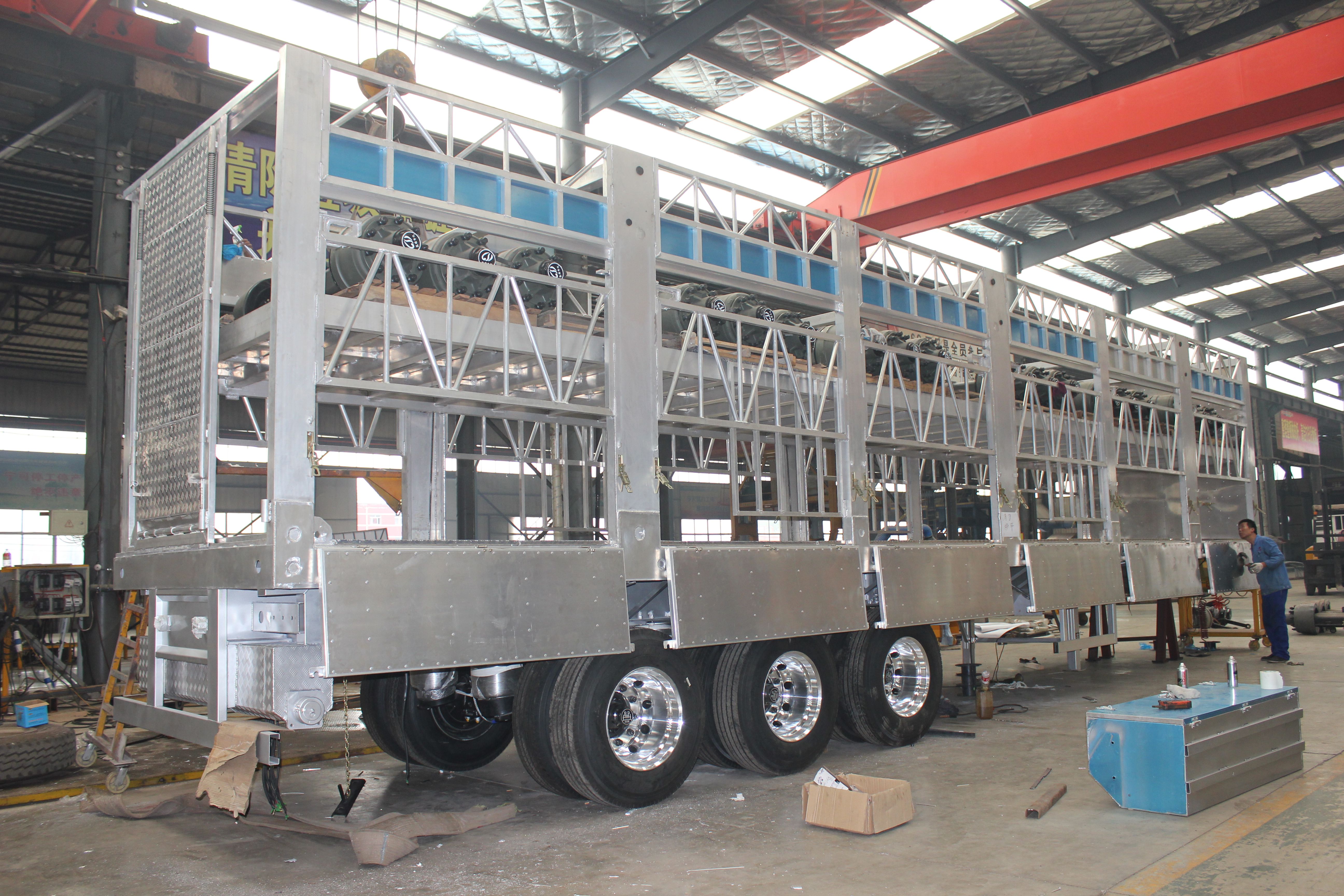 3 Axles Fencing Livestock Horse Carriage Semi Trailer in Liangshan With High Capacity