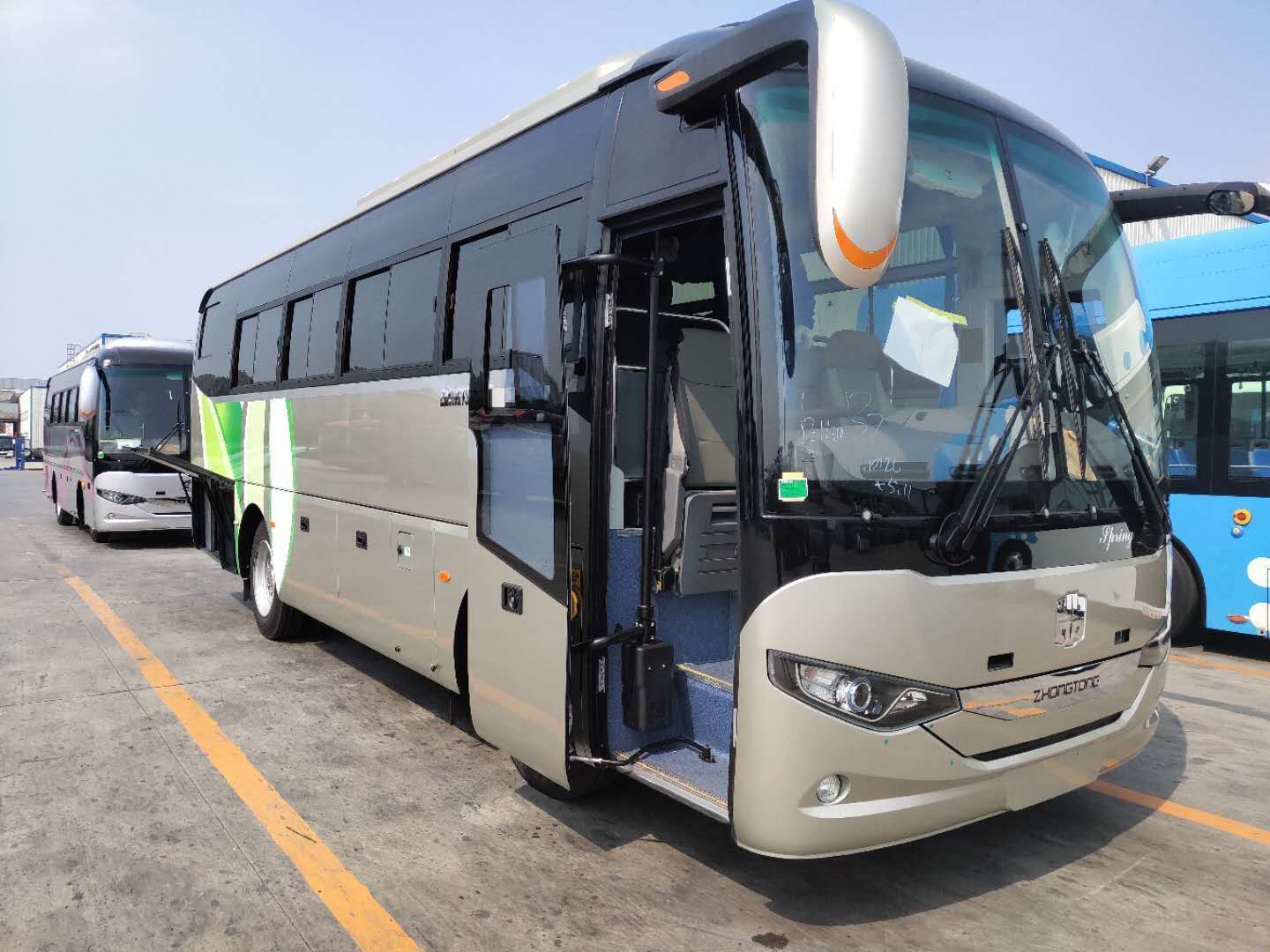 16-30 Seats Luxury Diesel Coach Bus Good Condition Used Bus with 4-6L Engine Capacity