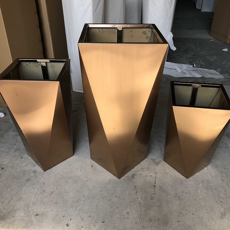 Pyramid Shape Gold Plated Decorative Flower Planter Indoor Decoration