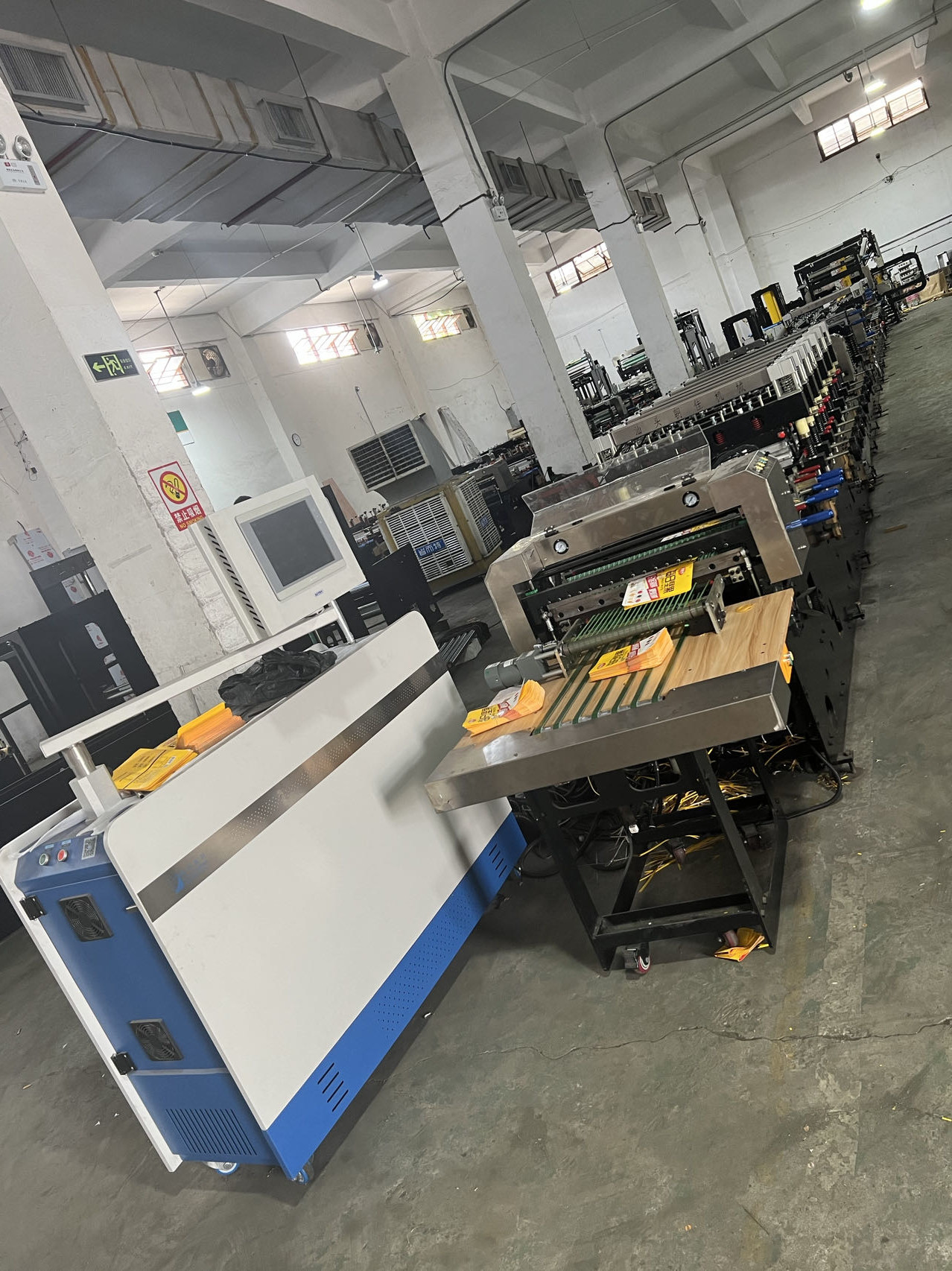 PLC Control Eight Side Sealing Bag Center Sealing Pouch Making Machine