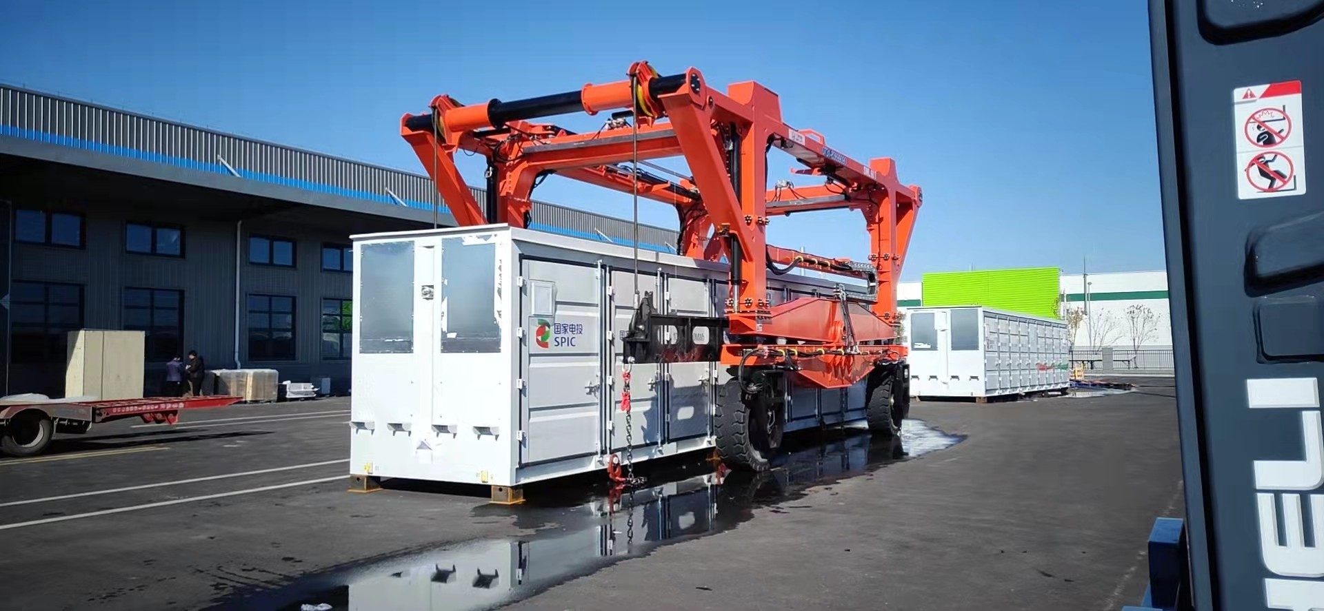 SPEO Mobile Straddle Carrier Crane 35 Ton For Lifting Oversized Loads