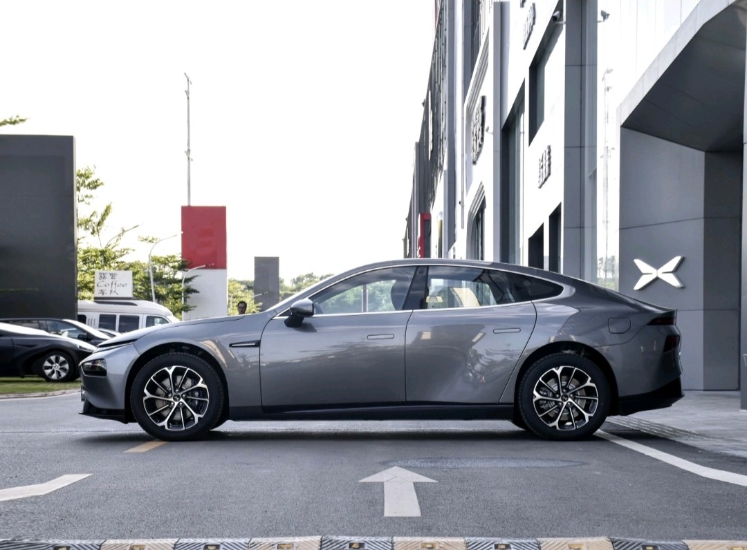 XPENG P7 EV NEDC Pure Charge 586KM 5 Door 5 Seater Sedan 196kw 360 Camera