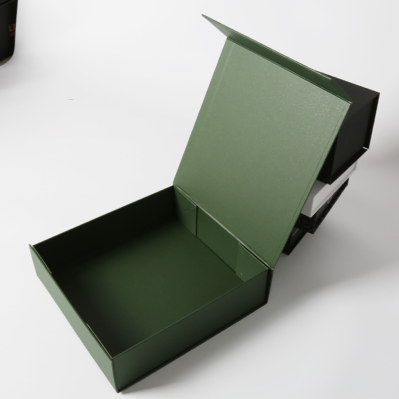 Cardboard Folding Magnetic Packaging Box , Green Magnetic Gift Box Custom Printing