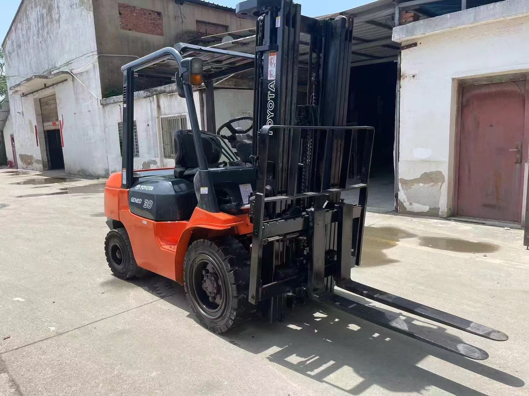 3000kg Toyota Diesel Forklift 4.5 Lifting High Sturdy Construction High Safety Standards