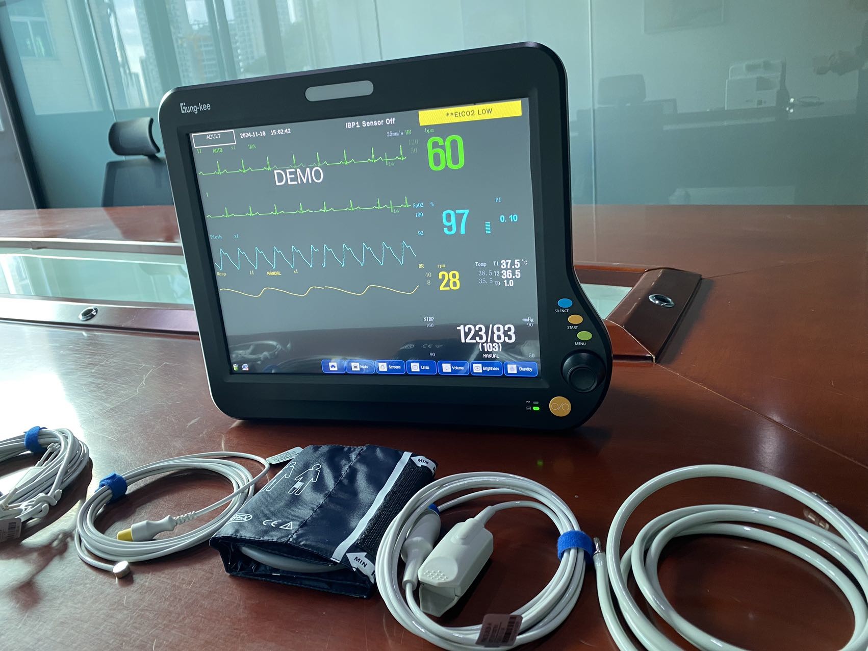 15 inch multi parameter cardiac patient monitors with HL7 compatible function, applied for OR/OT, ICU, CCU, general ward