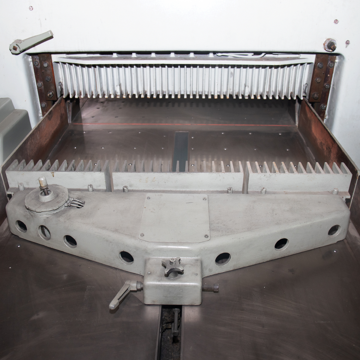 Second Hand Heavy Duty Machine Paper Cutters from Germany Band with 4000 KG Capacity