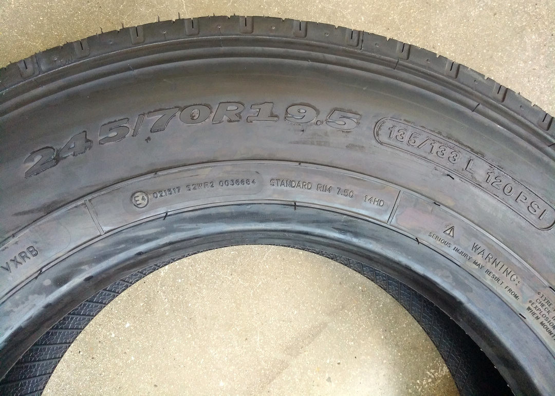 Tubeless Design School Bus Tires , Truck And Bus Tyres 245/70R19.5 Size