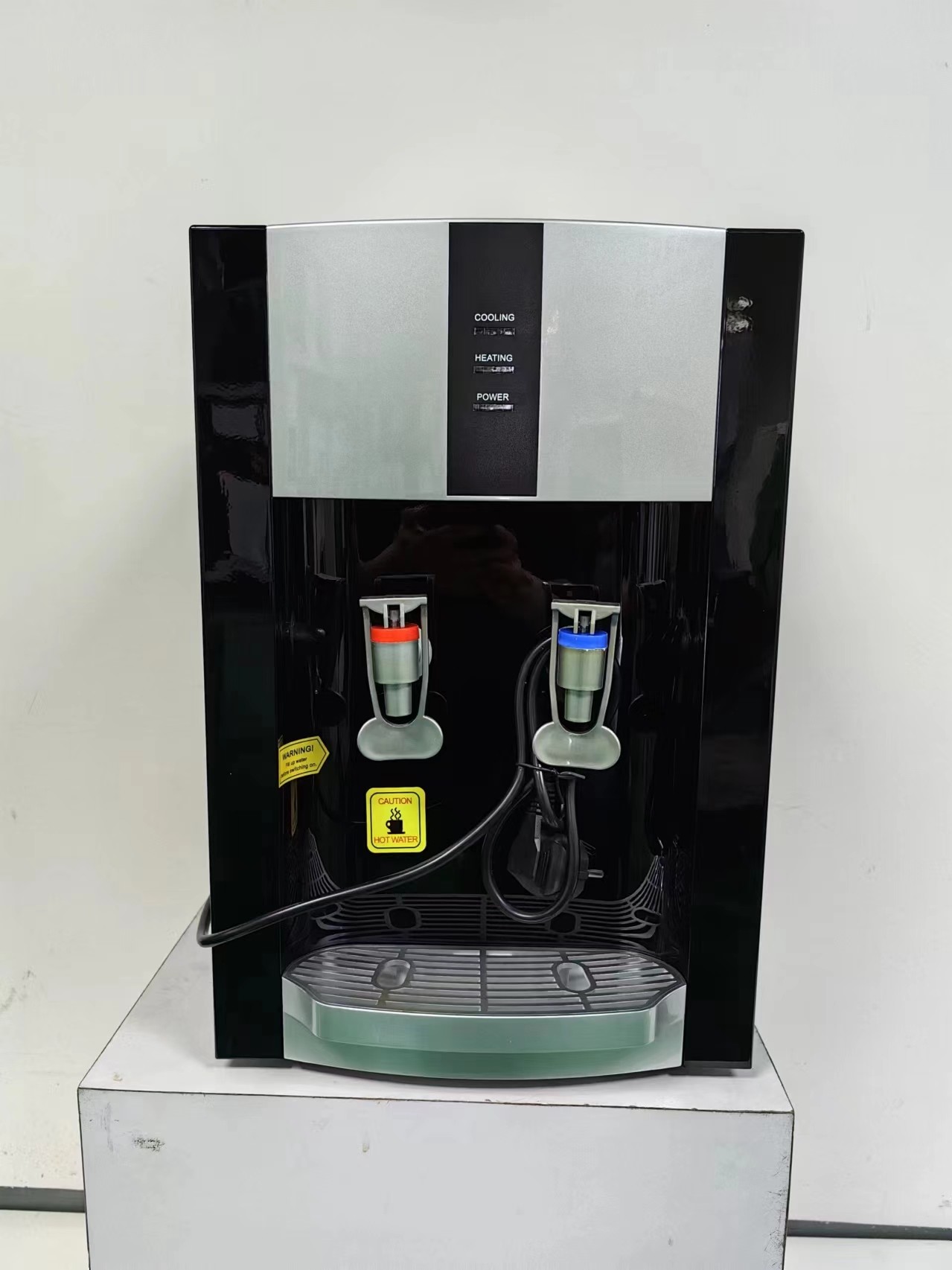 Modern Plastic Desktop Water Dispenser with 2L Capacity and AC Power Source