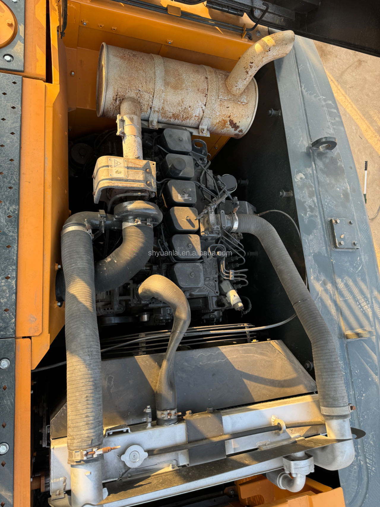 Selling 90% of new and second-hand Hyundai 220 excavators, old excavators, and old hook machines at a low price