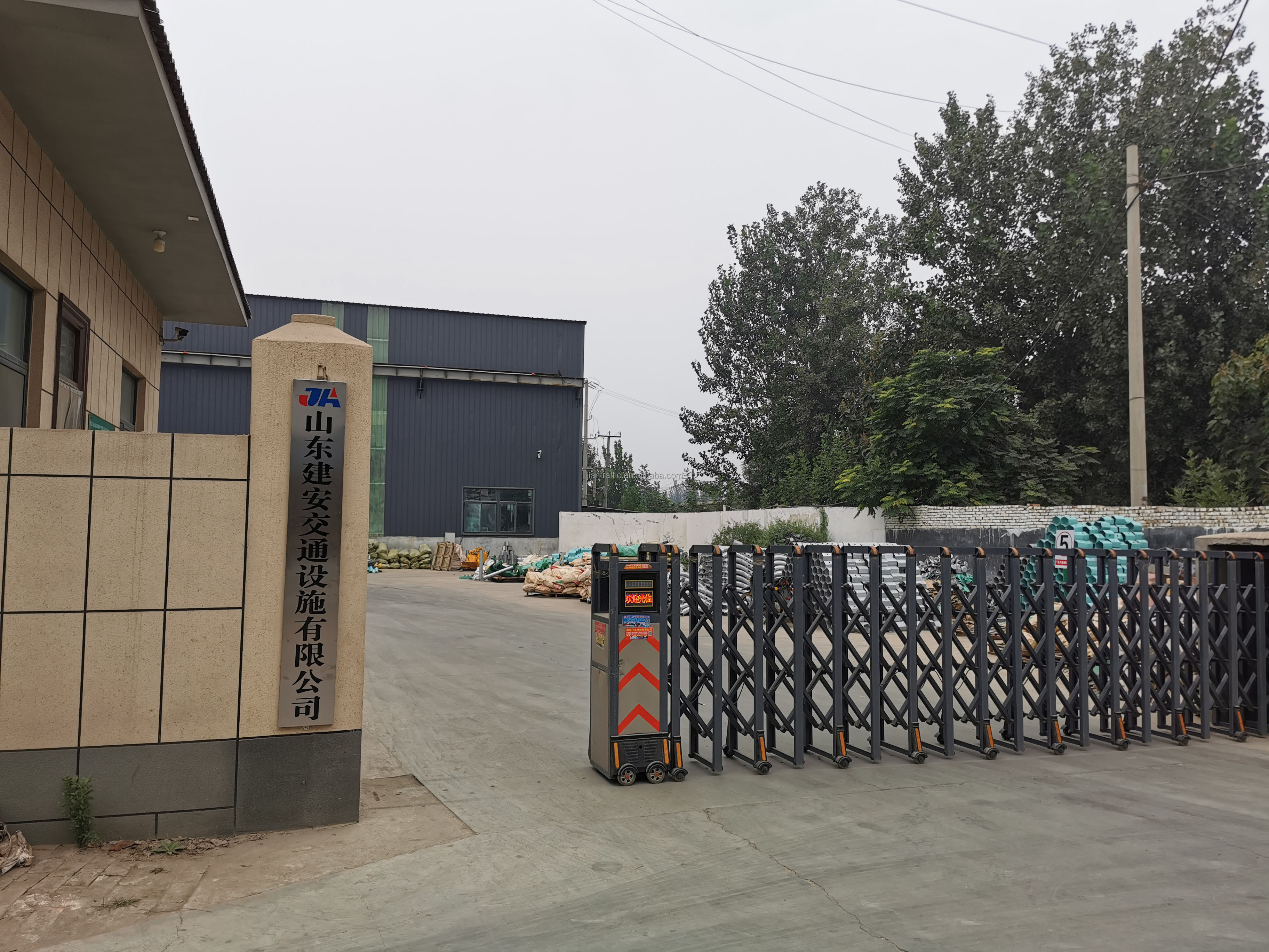 Chain Link Fence For Customized Anti Glare Traffic Barrier Mesh Fence Barbed Wire