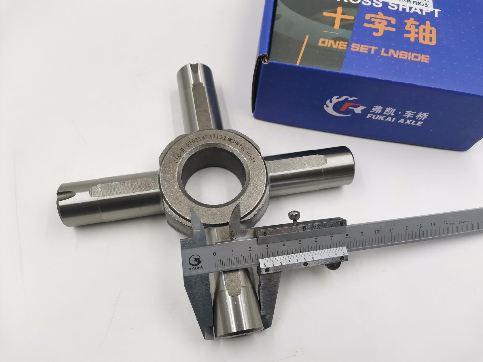 Metal SINOTRUK AC16 Drive Axle Spare Parts Interwheel Differential Cross Axle 100% -