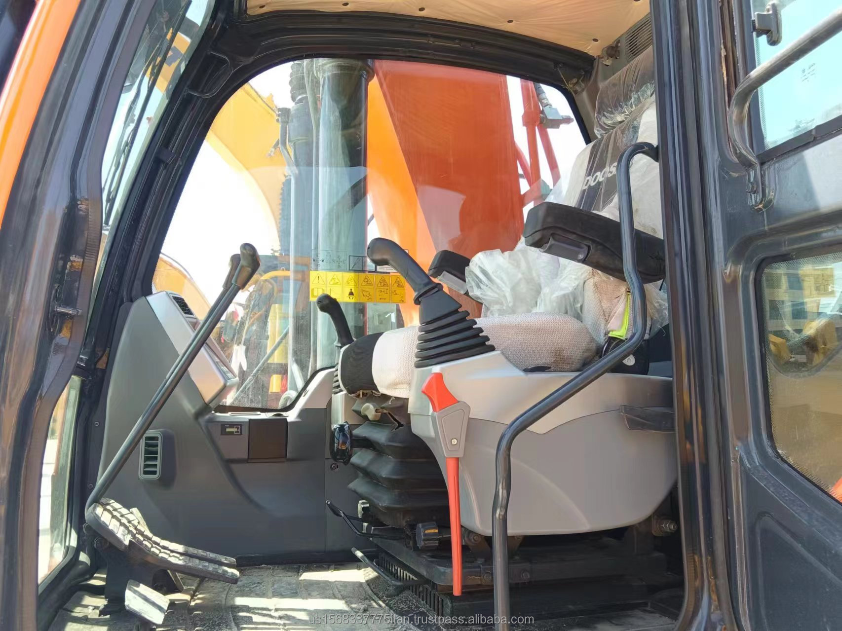 30TON Used DOOSAN DX300 Excavator with Good Efficiency and Original Hydraulic Cylinder