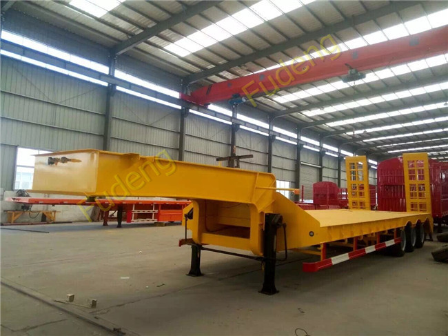 70 Kilograms Low Bed Semi Trailer Fuwa / BPW Axles Manual / Hydraulic Ladder