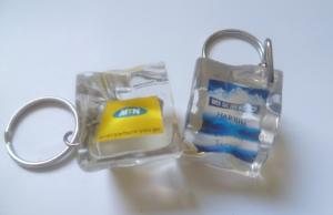 Quality ice cube keychain with customers' logo as promotion gifts. beverage &amp; beer promotion gift wholesale