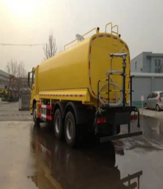 Stainless Steel Tank SINOTRUK Round Shape 6x4 8x4 LHD Milk Transport Truck With Sprinkler Equipment
