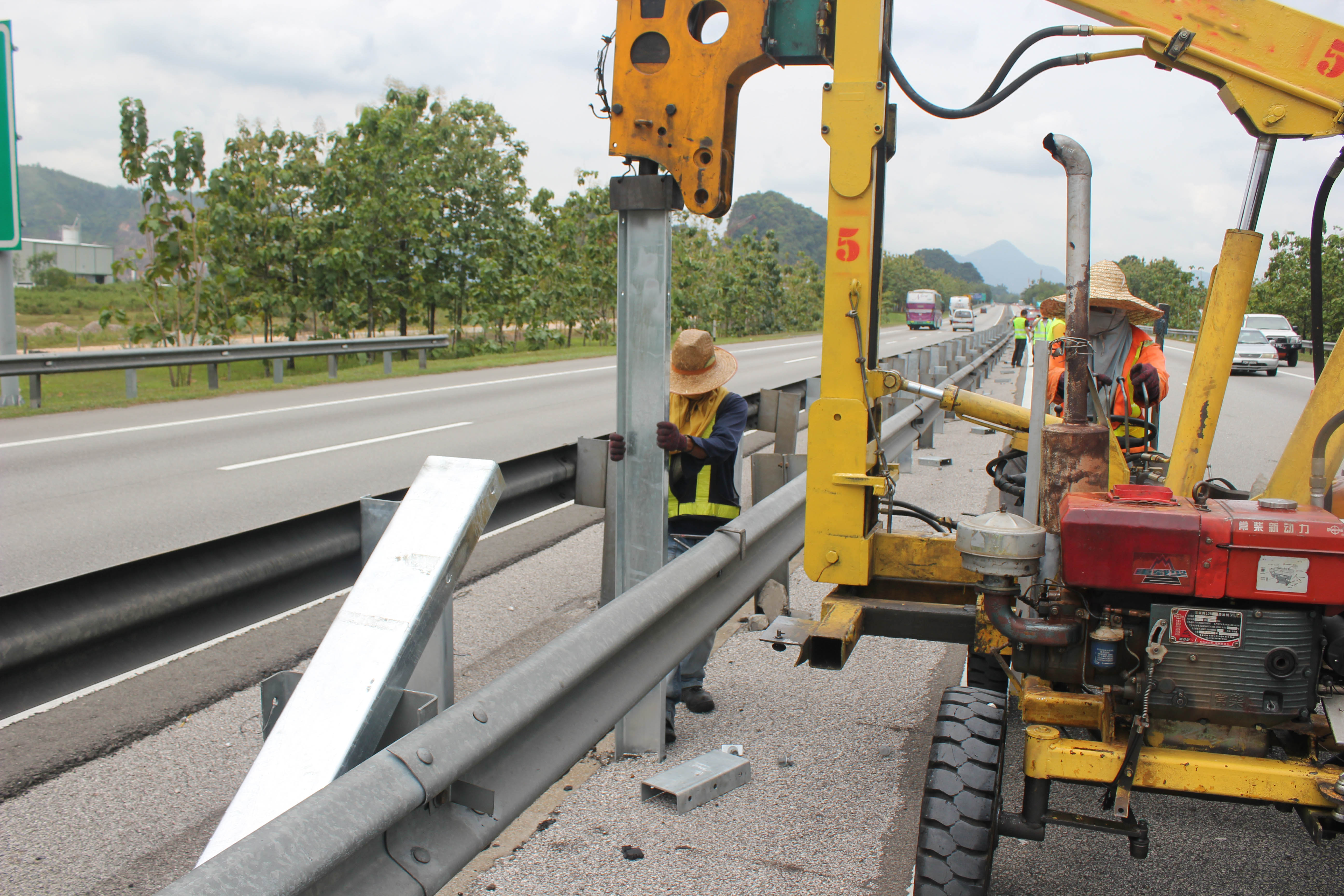 Guardrail Pile Driver Wheeled Highway Guardrail Drilling Machine Vibro Machine