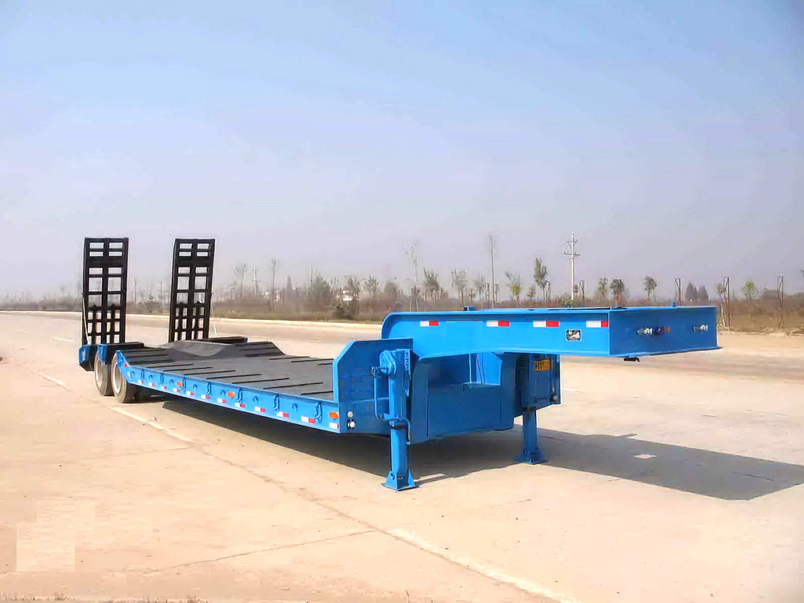 Semi-Trailer 150ton Heavy Duty 4 Line 8 Axle Low Bed Trailer with 32 Tyres and Gooseneck