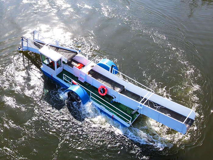 50 Liter Capacity Steel Aquatic Weed Harvester With 115kw Diesel Powered 2-Section Rod Design