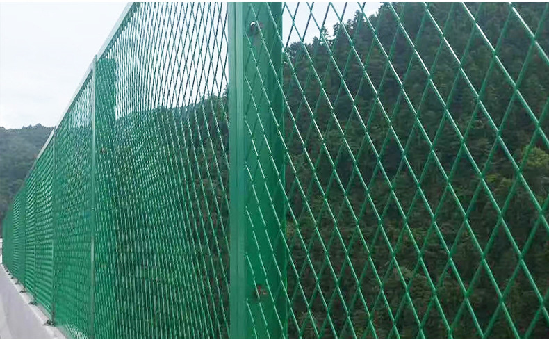 Anti Glare Traffic Barrier Barbed Wire Fence Mesh For Highways Made Of Stainless Steel