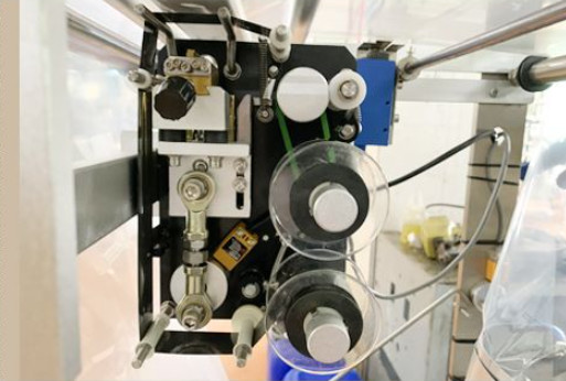 Chain Bucket Vertical Packing Machine 1.8KW Semi Automatic Filling Machine