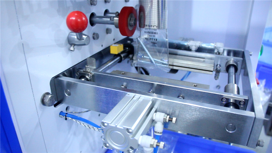 New Automatic Hardware Bolt Nail Screw Counting Toy Spare Parts Sachet Packing Machine With Two Vibrator Bowl