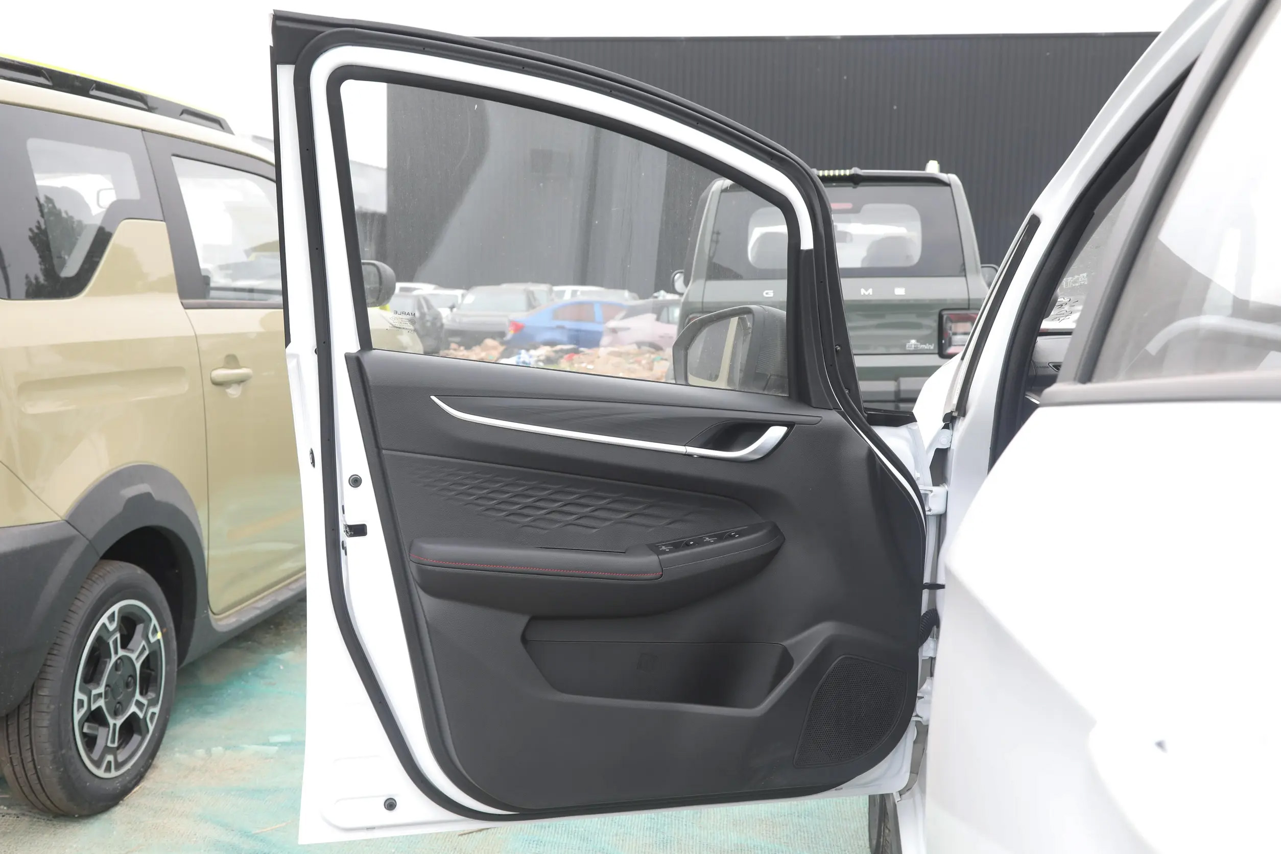 Electric Steering Geely Auto Livan X3 Pro 1.5L CVT Small SUV FWD Gaspetrol with Rear Camera R16 Tire Size Leather Seats