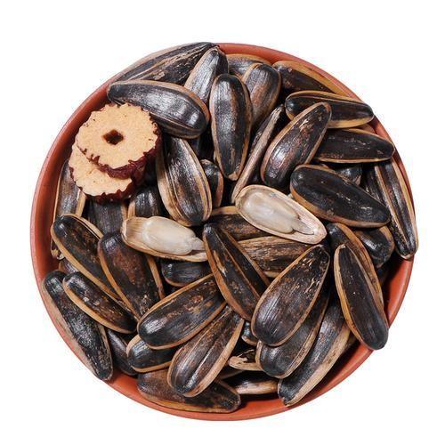 Five-scented roasted sunflower seeds and melon seeds are available in a variety
