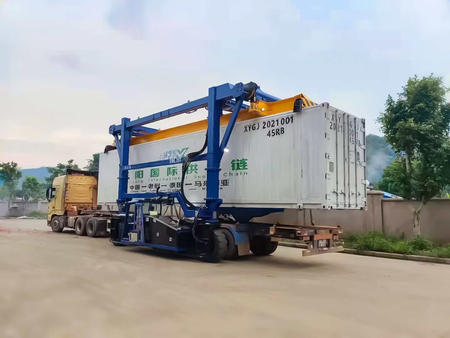 80T Straddle Carrier Truck Heavy Duty Vehicle For Port / Stock Yards Lifting Containers