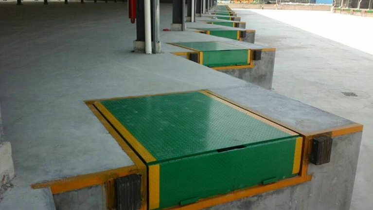 Factory Direct Sales 12 Tons Fixed Hydraulic Loading Dock Leveler for Warehouse
