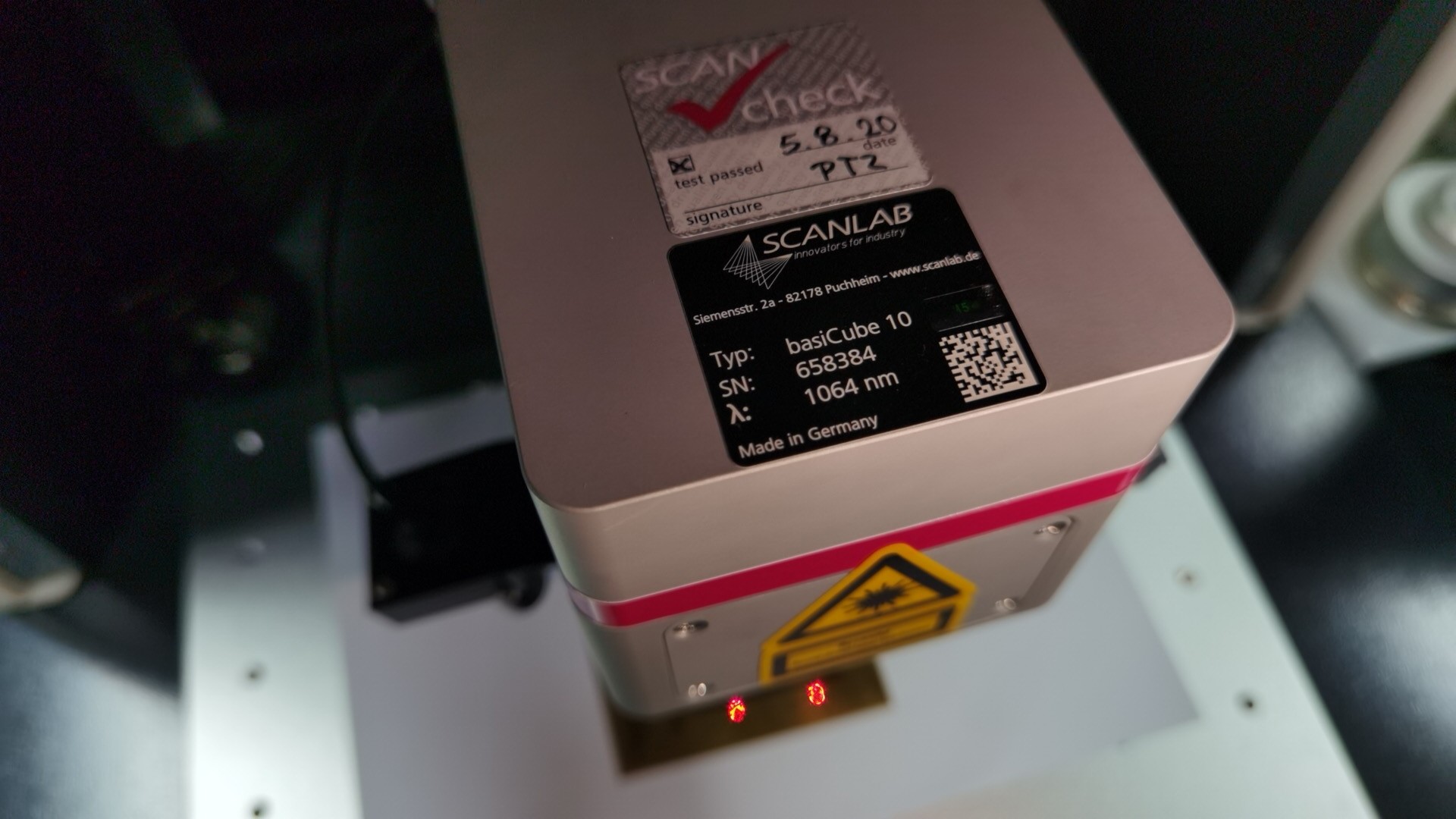 30W Enclosed Big Workbench Stainless Steel Laser Marking Machine For Metals