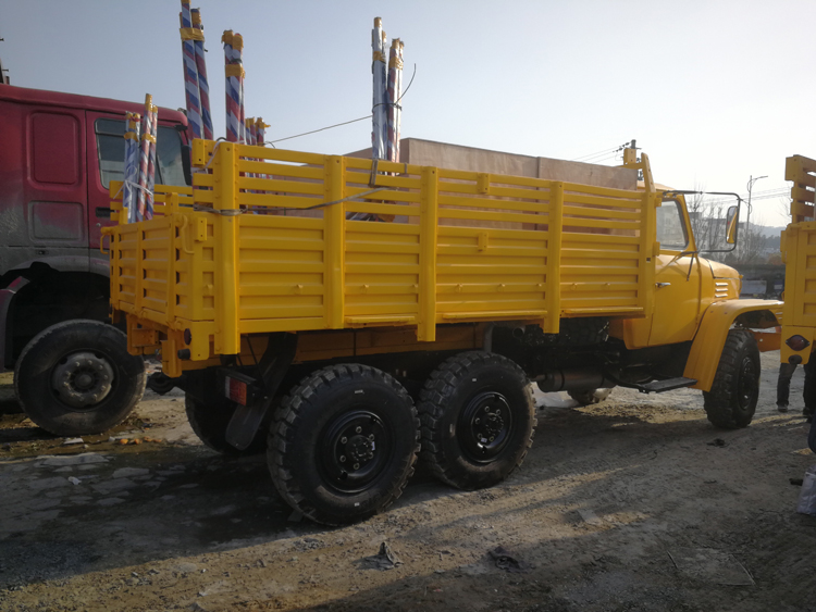 Reverse Shift Number 1 Dongfeng 4x4 Off-Road Mini Truck for Customer's Requirements