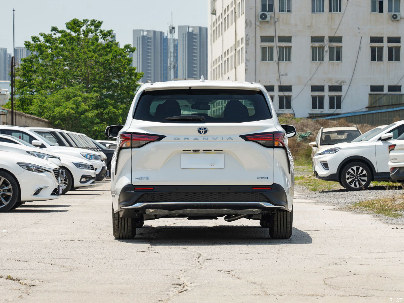7 Seats 2024 Faw To-yota Gravia 2.5L Hybrid Edition Automatic Hybrid Electric Goods Vehicle Energy Cars Automatic Gear Box