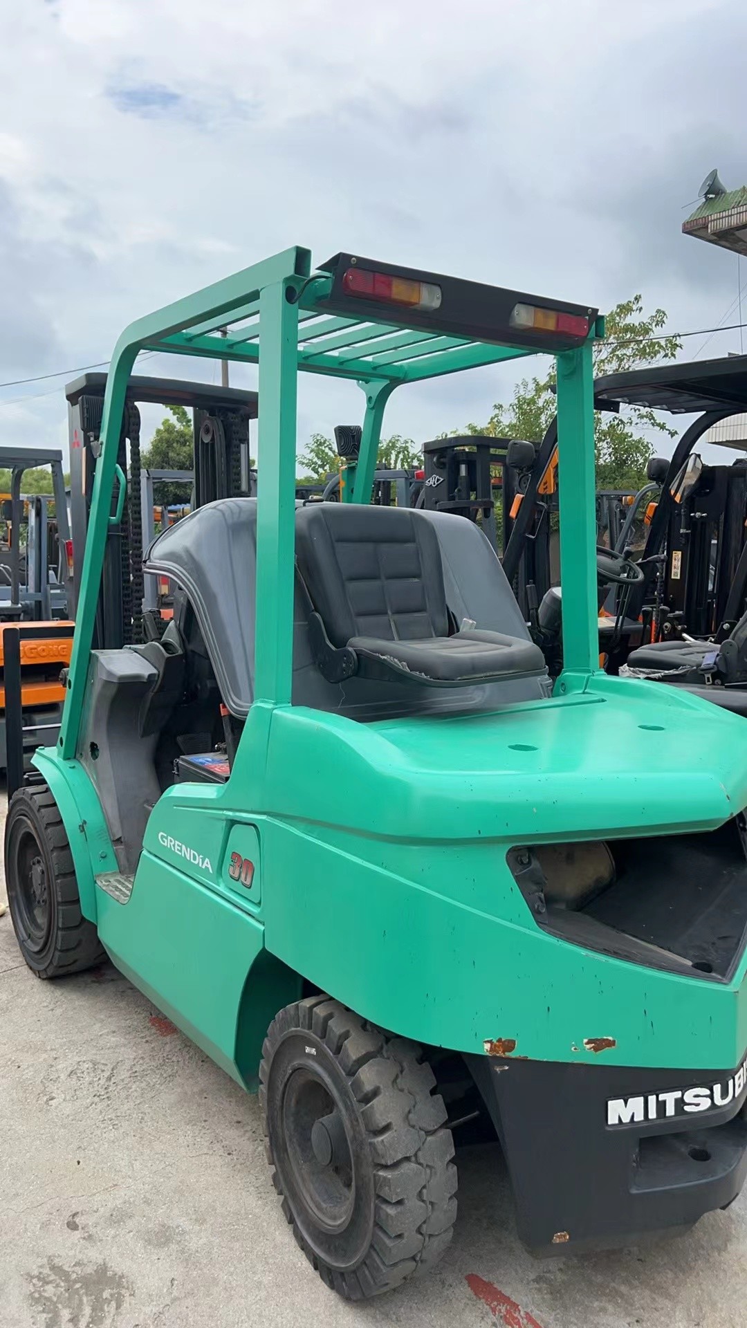 Mitsubishi Forklift 3 Tons Three-Door Frame Raised 4.5 Meters