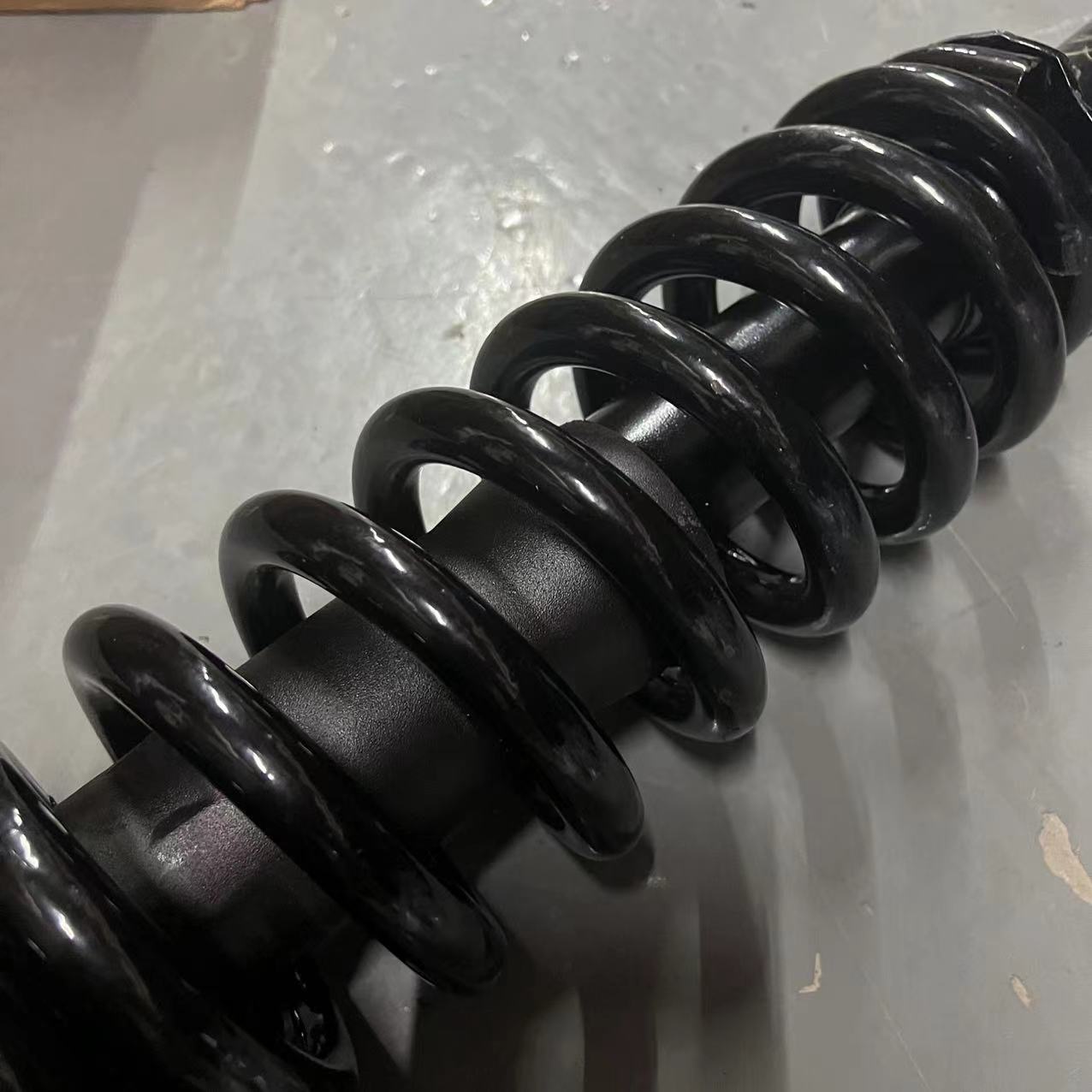 Steel Suspension Car Rear Shock Absorber Assembly for Maxus T60/T70/T90 D90 Vehicles