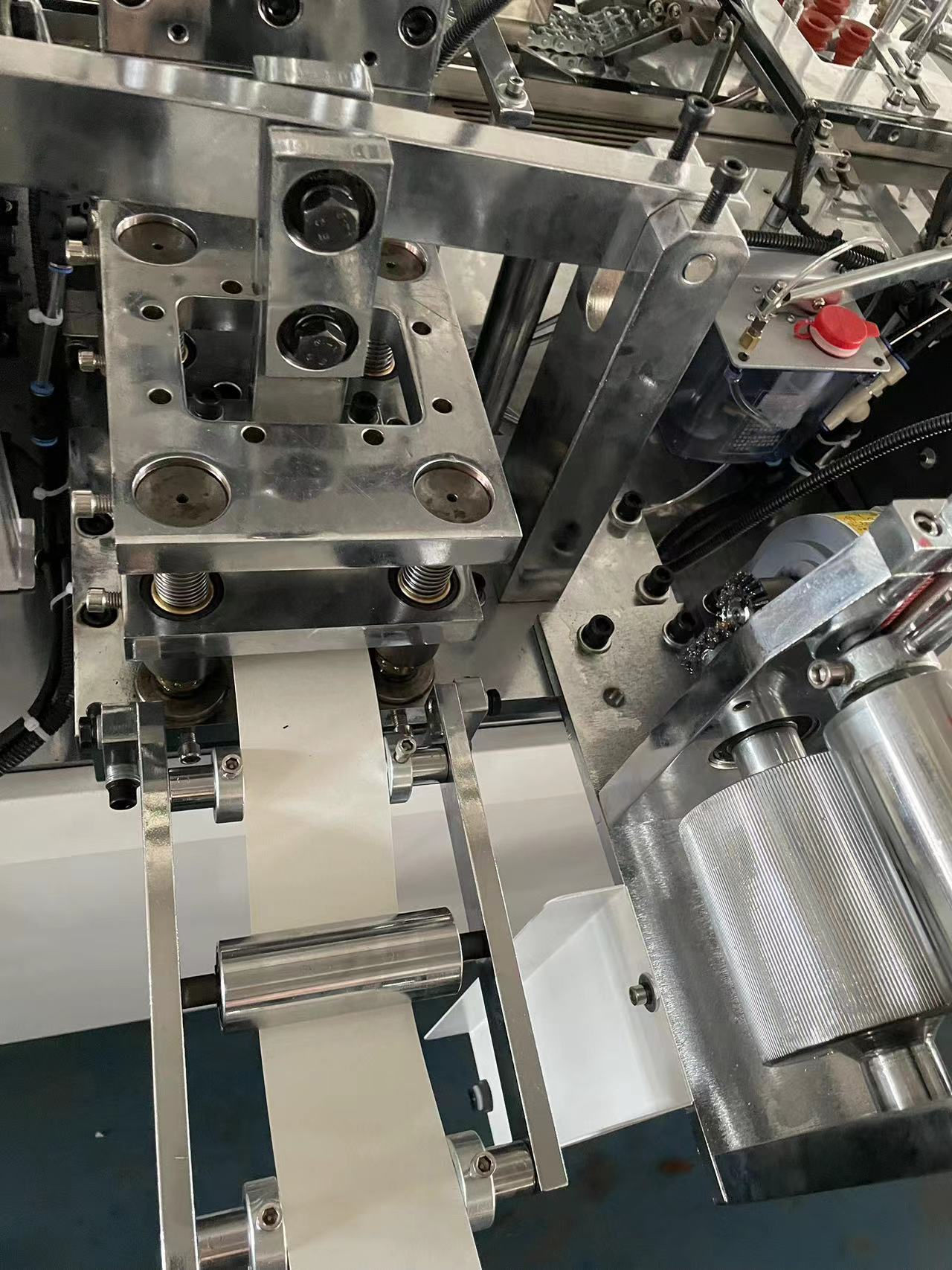 Customized 90-100pcs/min Paper Tea Cup Making Machine 2-16oz Paper Cup Forming Machine In Pakistan for Customer Requirements